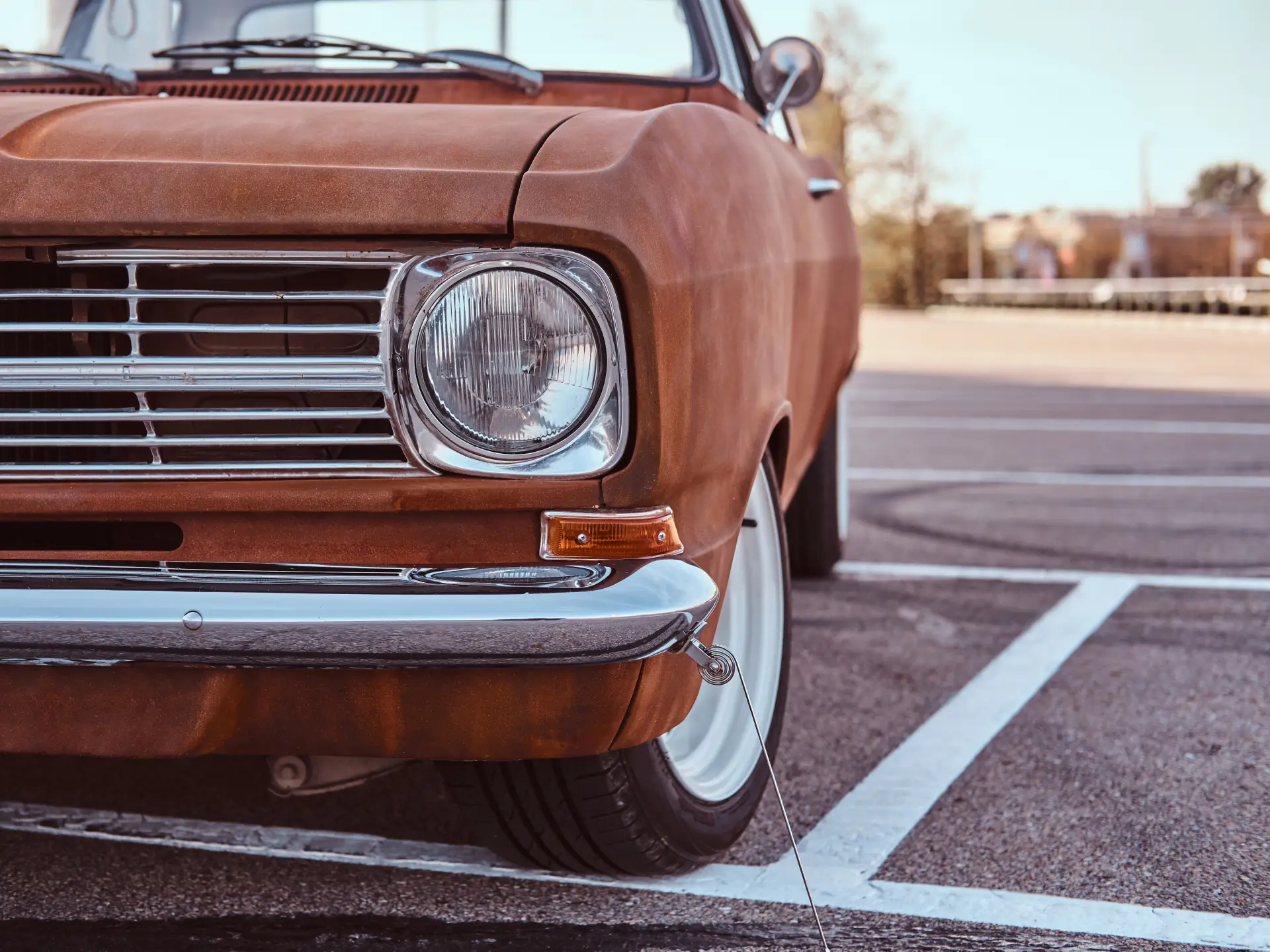 cropped-front-view-of-a-restored-retro-car-2025-01-26-19-00-04-utc